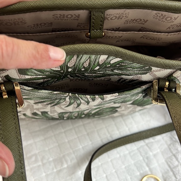 Michael Kors purse and wallet combo. - Picture 8 of 15